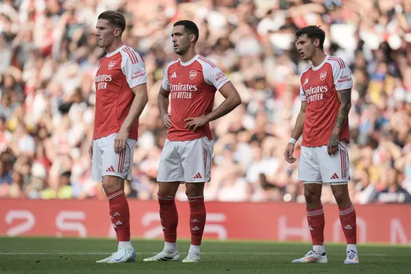 Arsenal oyuncuları sezon öncesi hazırlık maçı sırasında Arsenal, Villarreal 'e karşı Emirates Stadyumu, Londra, İngiltere, 6 Ağustos 2025