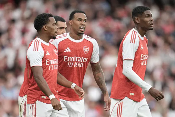 Arsenal oyuncuları sezon öncesi hazırlık maçı sırasında Arsenal, Villarreal 'e karşı Emirates Stadyumu, Londra, İngiltere, 6 Ağustos 2025