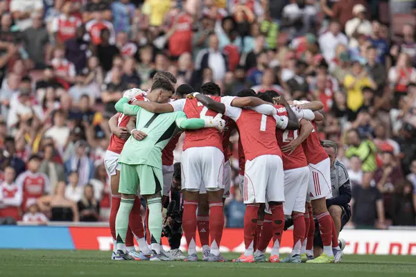 Arsenal takımı, 6 Ağustos 2025 'te Emirates Stadyumu' nda Arsenal 'in Villarreal' e karşı oynadığı sezon öncesi dostluk maçı sırasında toplandı.