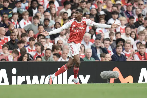 Arsenal 'den Cristian Mosquera, 6 Ağustos 2025' te Emirates Stadyumu 'nda Arsenal' in Villarreal 'e karşı oynadığı sezon öncesi dostluk maçı sırasında