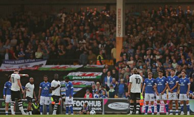 Port Vale FC 'den Ronan Curtis. 7 Ağustos 2025 'te İngiltere, Burslem, Vale Park' ta oynanan Port Vale-Cardiff maçında serbest atış hakkı kazandı.