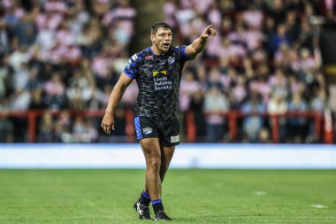 Leeds Gergedanları 'ndan Ryan Hall, Leigh Spor Köyü' nde Leigh Leeds Rhinos 'a karşı oynanan Betfred Süper Lig 21 karşılaşmasında takım arkadaşlarına talimat veriyor.