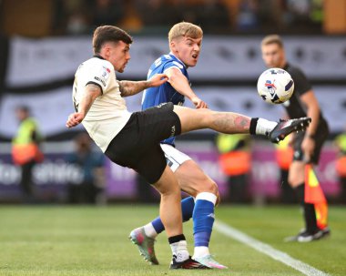 Cardiff City F.C. 'den Joel Bagan. Port Vale FC 'den Mitch Clark' a baskı yapıyor. Gök İddia Ligi 1 maçı sırasında Port Vale, Cardiff City 'ye karşı Vale Park, Burslem, İngiltere, 7 Ağustos 2025