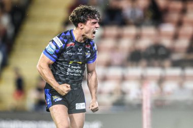 Leeds Rhinos takımından Brodie Croft, Leigh Leeds Rhinos 'a karşı oynanan Betfred Süper Lig karşılaşmasının son dakikalarında Leigh Leeds' in 7 Ağustos 2025 'te Leigh, İngiltere' deki Leigh Spor Köyü 'nde oynanan karşılaşmasını kutluyor.