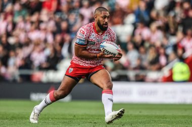 Leigh Leopards takımından Isaac Liu, Leigh Leeds Rhinos 'a karşı oynanan 21. Betfred Süper Ligi karşılaşmasında topla birlikte Leigh Leeds Village, Leigh, İngiltere' de 7 Ağustos 2025 'te mola verdi.