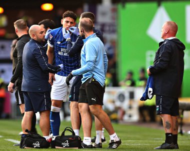 Cardiff City F.C. 'den Yusuf Salech. 7 Ağustos 2025 'te İngiltere, Burslem' deki Vale Park 'ta oynanan Sky Bet 1 karşılaşmasında tedavi görmüştür.