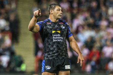 Leeds Gergedanları 'ndan Ryan Hall, Leigh Spor Köyü' nde Leigh Leeds Rhinos 'a karşı oynanan Betfred Süper Lig 21 karşılaşmasında takım arkadaşlarına talimat veriyor.