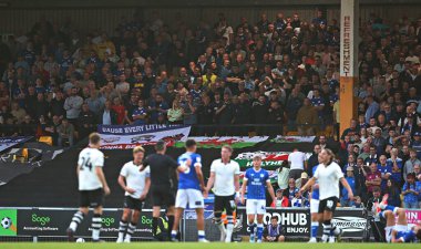 Cardiff City taraftarları, 7 Ağustos 2025 'te İngiltere, Burslem' deki Vale Park 'ta oynanan 1.