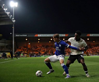 Port Vale FC 'den Liam Gordon. Cardiff City F.C. 'den Cian Ashford' a baskı yapıyor. Gök İddia Ligi 1 maçı sırasında Port Vale, Cardiff City 'ye karşı Vale Park, Burslem, İngiltere, 7 Ağustos 2025