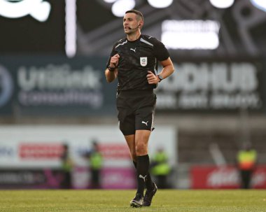 Hakem Tom Reeves, Sky Bet Ligi 1 karşılaşmasında Vale Park, Burslem, İngiltere 'de Port Vale-Cardiff City maçında, 7 Ağustos 2025