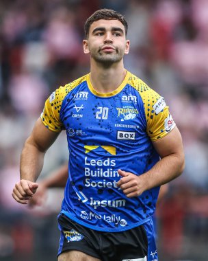 Leeds Rhinos takımından Jack Sinfield, Betfred Süper Ligi 21. Maç Leigh Leeds Rhinos 'a karşı Leigh Spor Köyü, Leigh, İngiltere, 7 Ağustos 2025' te oynanan karşılaşma öncesi ısınma turunda