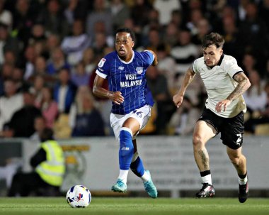 Port Vale FC 'den Mitch Clark. Cardiff City F.C. 'den Chris Willock' a baskı yapıyor. Gök İddia Ligi 1 maçı sırasında Port Vale, Cardiff City 'ye karşı Vale Park, Burslem, İngiltere, 7 Ağustos 2025