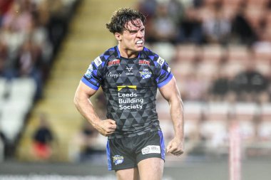 Leeds Rhinos takımından Brodie Croft, Leigh Leeds Rhinos 'a karşı oynanan Betfred Süper Lig karşılaşmasının son dakikalarında Leigh Leeds' in 7 Ağustos 2025 'te Leigh, İngiltere' deki Leigh Spor Köyü 'nde oynanan karşılaşmasını kutluyor.