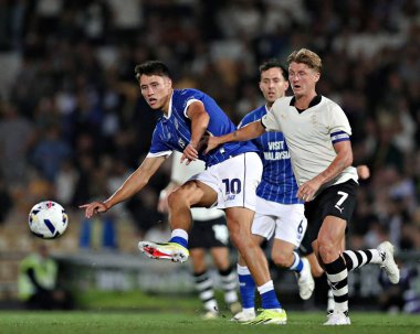 Port Vale FC 'den George Byers. Cardiff City F.C. 'den Rubin Colwill' e baskı yapıyor. Gök İddia Ligi 1 maçı sırasında Port Vale, Cardiff City 'ye karşı Vale Park, Burslem, İngiltere, 7 Ağustos 2025