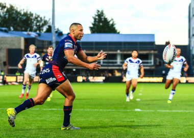 St. Helens takımından Moses Mbye, Wakefield Trinity 'nin St Helens' e karşı oynadığı 8 Ağustos 2025 tarihli Betfred Süper Lig karşılaşmasında pas veriyor.