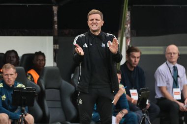 Newcastle United 'ın teknik direktörü Eddie Howe, 8 Ağustos 2025' te St. James 's Park, Newcastle' da oynanan sezon öncesi dost Newcastle United-Espanyol maçında teknik alanda tepki gösterdi.