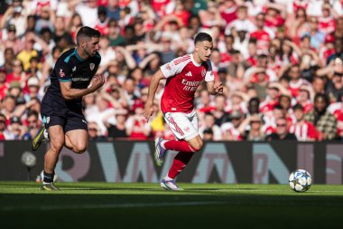 Arsenal 'den Gabriel Martinelli, 9 Ağustos 2025' te Birleşik Krallık 'ın Emirates Stadyumu' nda oynanan Arsenal - Athletic Bilbao maçında topa vuruyor.