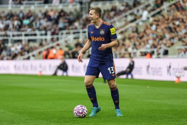 Newcastle 'dan Matt Targett, Newcastle, 8 Ağustos 2025' te St. James 's Park, Newcastle' da oynanan sezon öncesi dost Newcastle United 'a karşı Espanyol maçında topla berabere kalmadı.