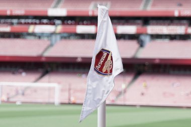 Arsenal bayrağının 9 Ağustos 2025 'te Londra, Emirates Stadyumu' nda Arsenal 'in Athletic Bilbao' ya karşı oynadığı ön sezon dostluk maçı öncesinde görüntülenmesi