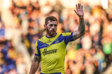 Warrington Wolves takımından Marc Sneyd, 8 Ağustos 2025 'te Warrington' da oynanan 21. Warrington Wolves vs Wigan Warriors maçında takım arkadaşlarına talimat verdi.