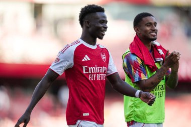 Arsenal 'den Bukayo Saka ve Arsenal' den Reiss Nelson, 9 Ağustos 2025 'te Emirates Stadyumu' nda Arsenal 'in Athletic Bilbao' ya karşı oynadığı sezon öncesi dostluk maçı sonrasında