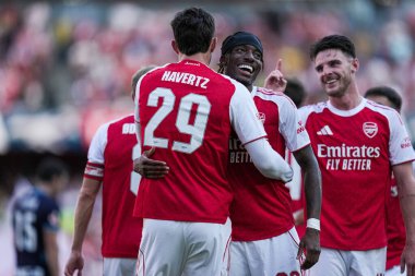 Arsenal 'den Kai Havertz ve Arsenal' den Noni Madueke, 9 Ağustos 2025 'te Birleşik Krallık' ın Emirates Stadyumu 'ndaki Arsenal-Athletic Bilbao maçında 3. golü kutluyorlar.