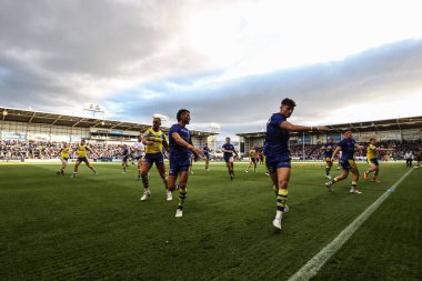 Warrington oyuncuları maç öncesi ısınma turunda 21. Betfred Süper Ligi karşılaşmasında Warrington Wolves Wigan Warriors 'a karşı Halliwell Jones Stadyumu, Warrington, İngiltere, 8 Ağustos 2025
