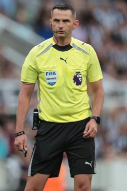 Hakem Michael Oliver sezon öncesi dost canlısı Newcastle United, Espanyol 'a karşı St. James' s Park, Newcastle, İngiltere, 8 Ağustos 2025