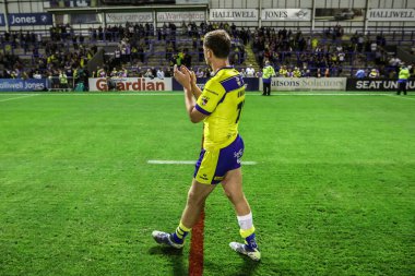 Warrington Wolves 'tan Ben Currie, Betfred Süper Ligi 21. Maçı' ndan sonra taraftarları alkışlıyor. Warrington Wolves, Wigan Warriors 'a karşı Halliwell Jones Stadyumu, Warrington, İngiltere, 8 Ağustos 2025