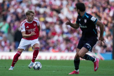 Arsenal 'den Martin degaard, 9 Ağustos 2025' te Birleşik Krallık 'ın Emirates Stadyumu' nda Arsenal 'in Athletic Bilbao' ya karşı oynadığı sezon öncesi dostluk maçında topa vuruyor.