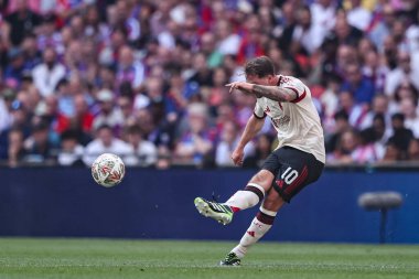 Liverpool 'dan Alexis Mac Allister, 10 Ağustos 2025' te İngiltere 'nin Wembley Stadyumu' nda oynanan FA Community Shield maçı sırasında Liverpool 'a karşı Crystal Palace maçına katıldı.