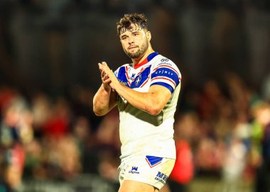 Wakefield Trinity 'den Matty Storton, Birleşik Krallık' ın Wakefield Stadyumu 'nda oynanan 21. Betfred Süper Lig karşılaşmasında taraftarları tam zamanlı olarak alkışlıyor.