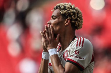 Liverpool 'dan Hugo Ekitike, 10 Ağustos 2025' te İngiltere 'nin Wembley Stadyumu' nda oynanan FA Community Shield maçı sırasında gol atamadığı için tepki gösterdi.