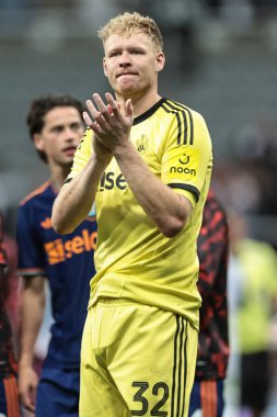 Newcastle 'dan Aaron Ramsdale, 8 Ağustos 2025' te İngiltere 'nin Newcastle kentindeki St. James' s Park 'ta oynanan ön sezon dostu Newcastle United' ın Espanyol 'a karşı son düdüğü çaldıktan sonra taraftarları alkışlıyor.