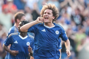 Leicester City 'nin Wout Faes' i, 10 Ağustos 2025 'te Leicester, İngiltere' deki King Power Stadyumu 'nda Leicester City ile Sheffield arasında oynanan Sky Bet Şampiyonası maçında 2-1 kazanma hedefini kutluyor.