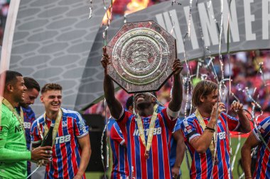 Crystal Palace, Wembley Stadyumu 'nda oynanan FA Community Shield maçı sırasında FA Community Shield' ı kaldırdı.