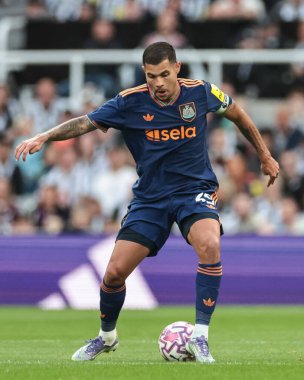 Newcastle 'dan Bruno Guimaraes 8 Ağustos 2025' te St. James 's Park, Newcastle' da oynanan sezon öncesi dost Newcastle United 'a karşı Espanyol maçında topla berabere kaldı.