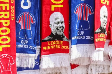 Liverpool ve Everton eşarpları 10 Ağustos 2025 'te Wembley, İngiltere' deki Wembley Stadyumu 'nda oynanan FA Community Shield maçı sırasında Wembley dışında satılıyor.