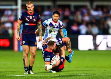 St. Helens takımından Daryl Clark, Wakefield Trinity 'den Liam Hood' a karşı oynanan Betfred Süper Lig 21. Maçı sırasında DIY Kitchens Stadyumu, Wakefield, Birleşik Krallık, 8 Ağustos 2025