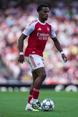 Arsenal 'den Jurrien Timber, 9 Ağustos 2025' te Emirates Stadyumu 'nda Arsenal ile Athletic Bilbao arasında oynanan sezon öncesi dostluk maçı sırasında