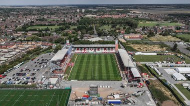 Havadan bakıldığında otoparklarla çevrili büyük bir futbol stadyumu görülüyor.