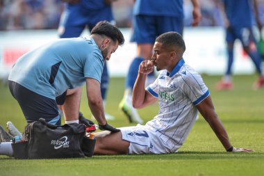 Sheffield 'li Yan Valery, 10 Ağustos 2025' te İngiltere 'deki King Power Stadyumu' nda Leicester City - Sheffield maçında tedavi gördü.