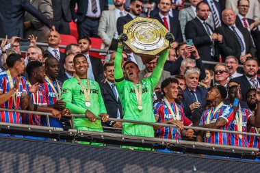 Crystal Palace, Wembley Stadyumu 'nda oynanan FA Community Shield maçı sırasında FA Community Shield' ı kaldırdı.