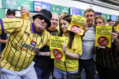 Sheffield Wednesday taraftarları, İngiltere 'nin Leicester kentindeki King Power Stadyumu' nda Leicester City ile Sheffield Çarşamba günü oynanan Sky Bet Şampiyonası maçında tribünün arkasında bekçileri Dejphon Chansiri 'yi protesto ediyorlar.