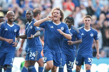 Leicester City 'nin Wout Faes' i, 10 Ağustos 2025 'te Leicester, İngiltere' deki King Power Stadyumu 'nda Leicester City ile Sheffield arasında oynanan Sky Bet Şampiyonası maçında 2-1 kazanma hedefini kutluyor.