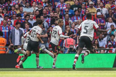 Liverpool 'dan Hugo Ekitike, 10 Ağustos 2025' te Wembley Stadyumu 'nda oynanan FA Community Shield maçı sırasında 1-0' lık galibiyetini kutluyor.