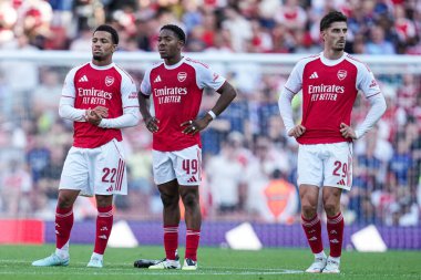 Arsenal 'den Ethan Nwaneri, Arsenal' den Myles Lewis-Skelly ve Arsenal 'den Kai Havertz, 9 Ağustos 2025' te Emirates Stadyumu 'nda Atletik Bilbao' ya karşı oynanan ön sezon dostluk maçı sırasında