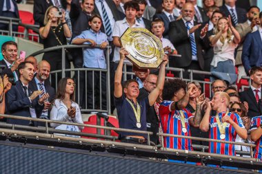 Crystal Palace, Wembley Stadyumu 'nda oynanan FA Community Shield maçı sırasında FA Community Shield' ı kaldırdı.