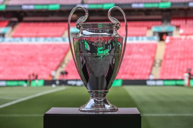 UEFA Şampiyonlar Ligi kupası, 10 Ağustos 2025 'te İngiltere' nin Wembley Stadyumu 'nda oynanan FA Community Shield maçı sırasında Crystal Palace' a karşı Liverpool