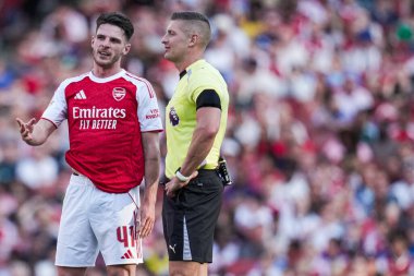 Arsenal 'den Declan Rice, 9 Ağustos 2025' te Londra 'daki Emirates Stadyumu' nda Arsenal 'in Athletic Bilbao' ya karşı oynadığı sezon öncesi dostluk maçı sırasında Robert Jones ile konuştu.